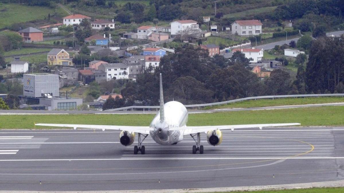 Un avión en la pista de Alvedro.  // VÍCTOR ECHAVE