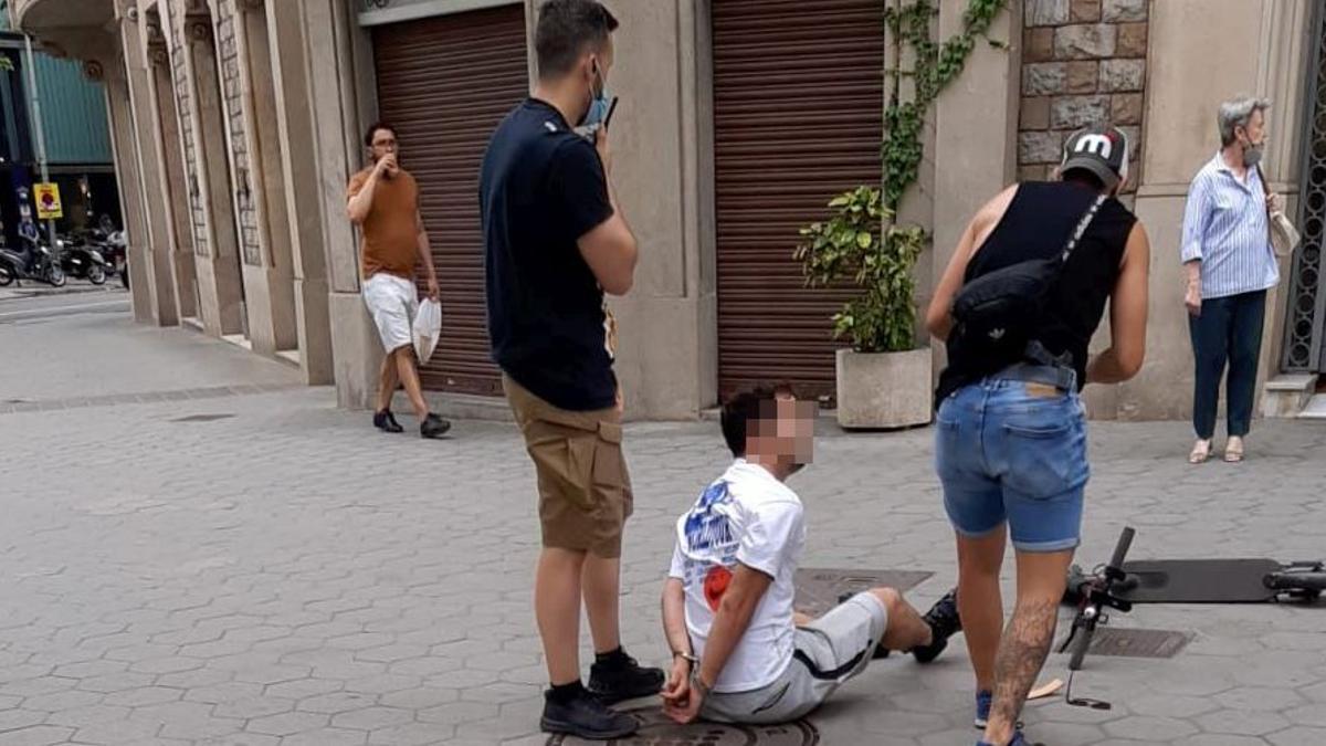 Momento en que el sospecho del robo es esposado tras ser reducido por los agentes de paisano.