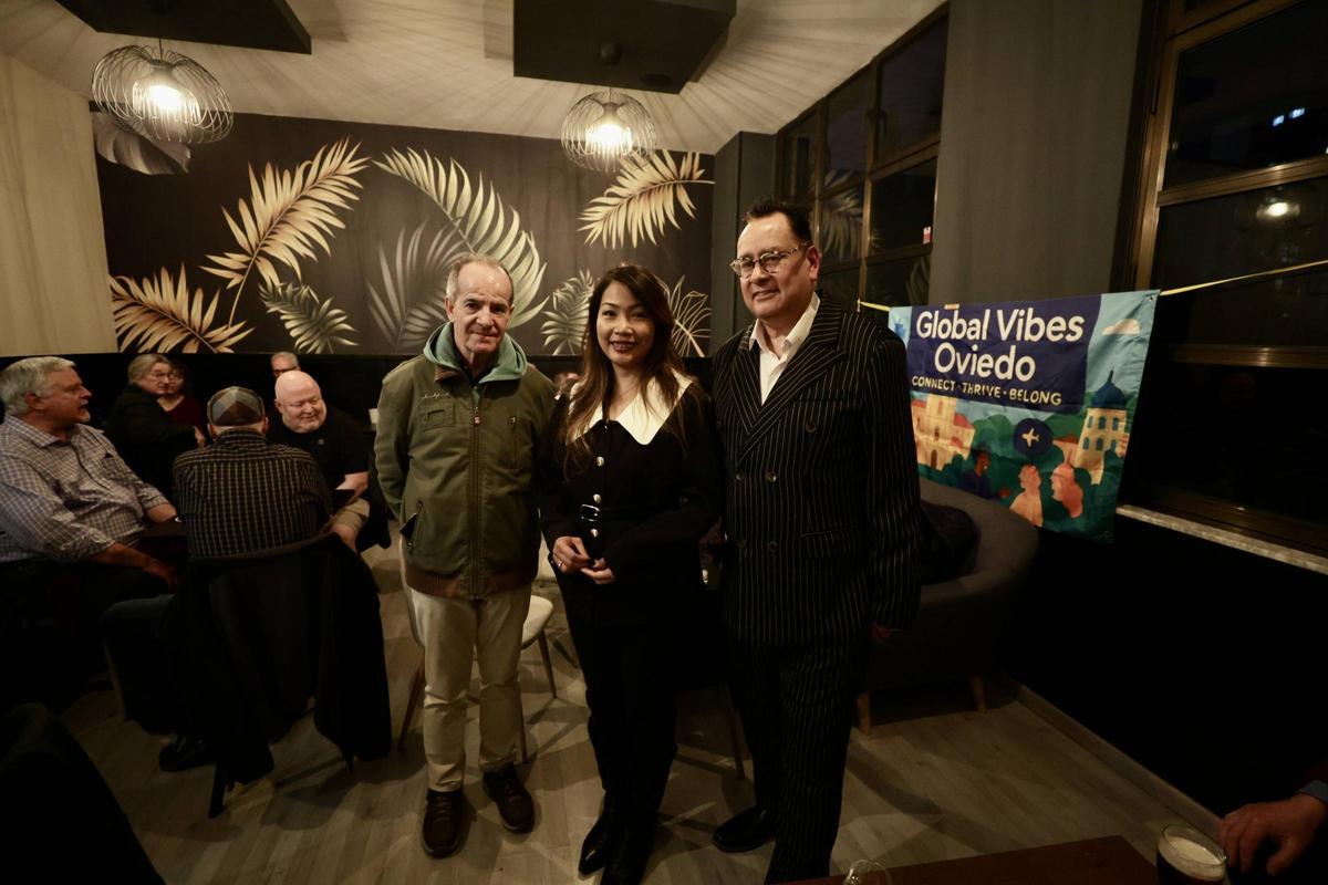 Por la izquierda, Javier Batalla, directivo de la Sociedad Ovetense de Festejos; Catalina Lipscomb y Chris Lispcomb en la última quedada del grupo.