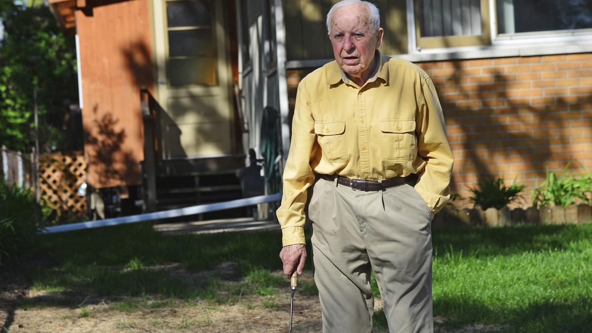 Michael Karkoc, en el jardin de su casa en Minneapolis (Minnesota), en mayo del 2014.