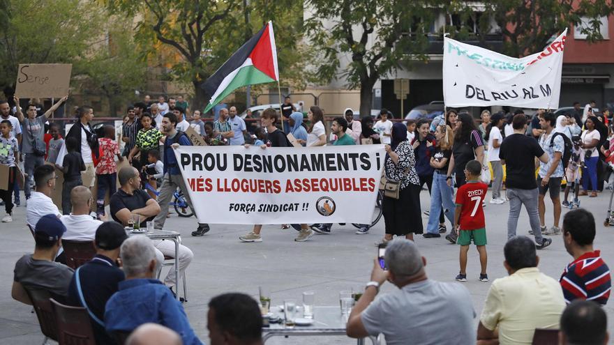 Salt diu prou al racisme en una manifestació que aplega més de 200 persones