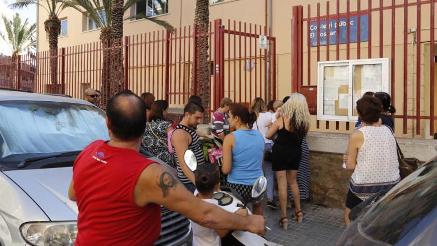 Padres a las puertas del colegio El Toscar.