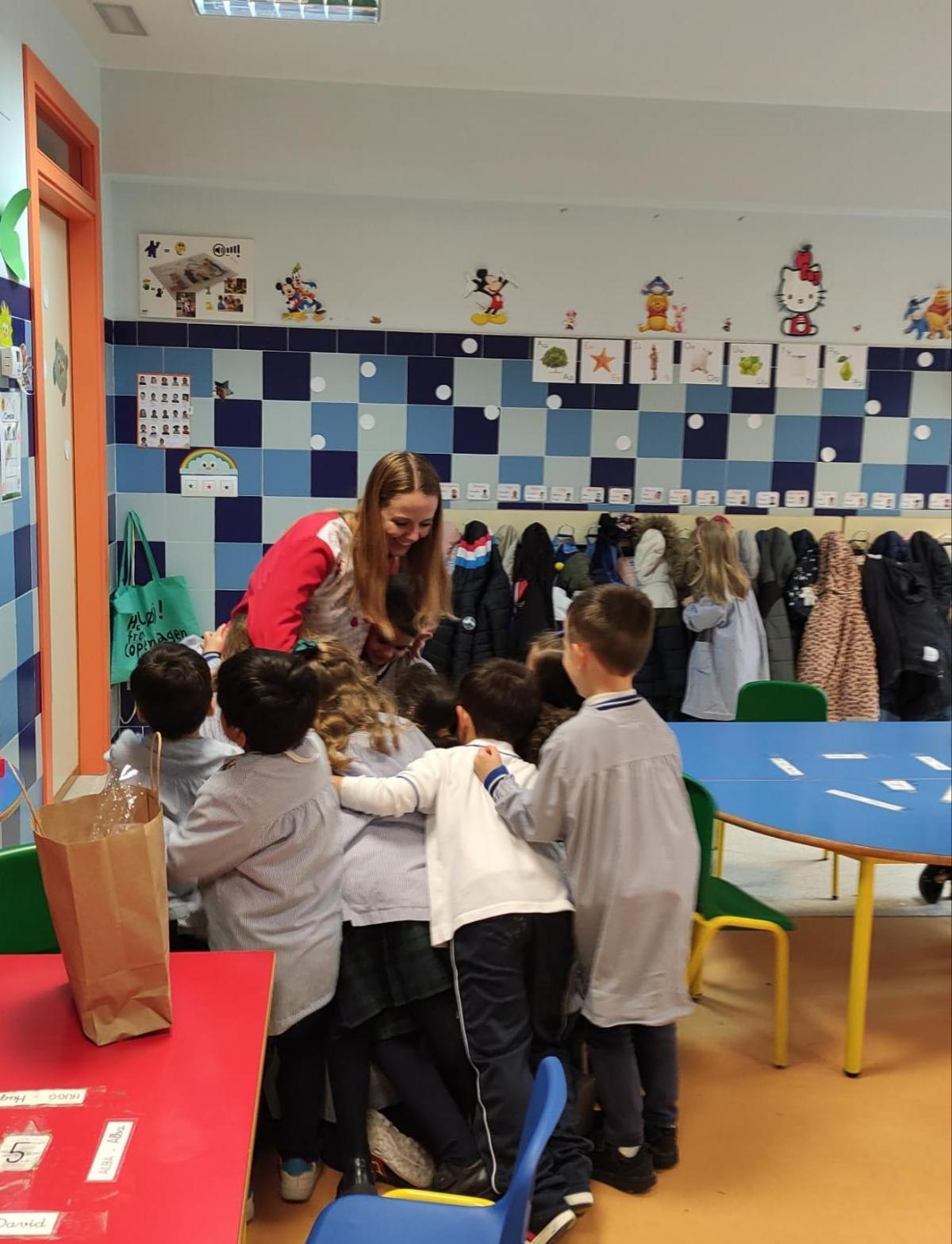 Verónica Calvo, con unos alumnos