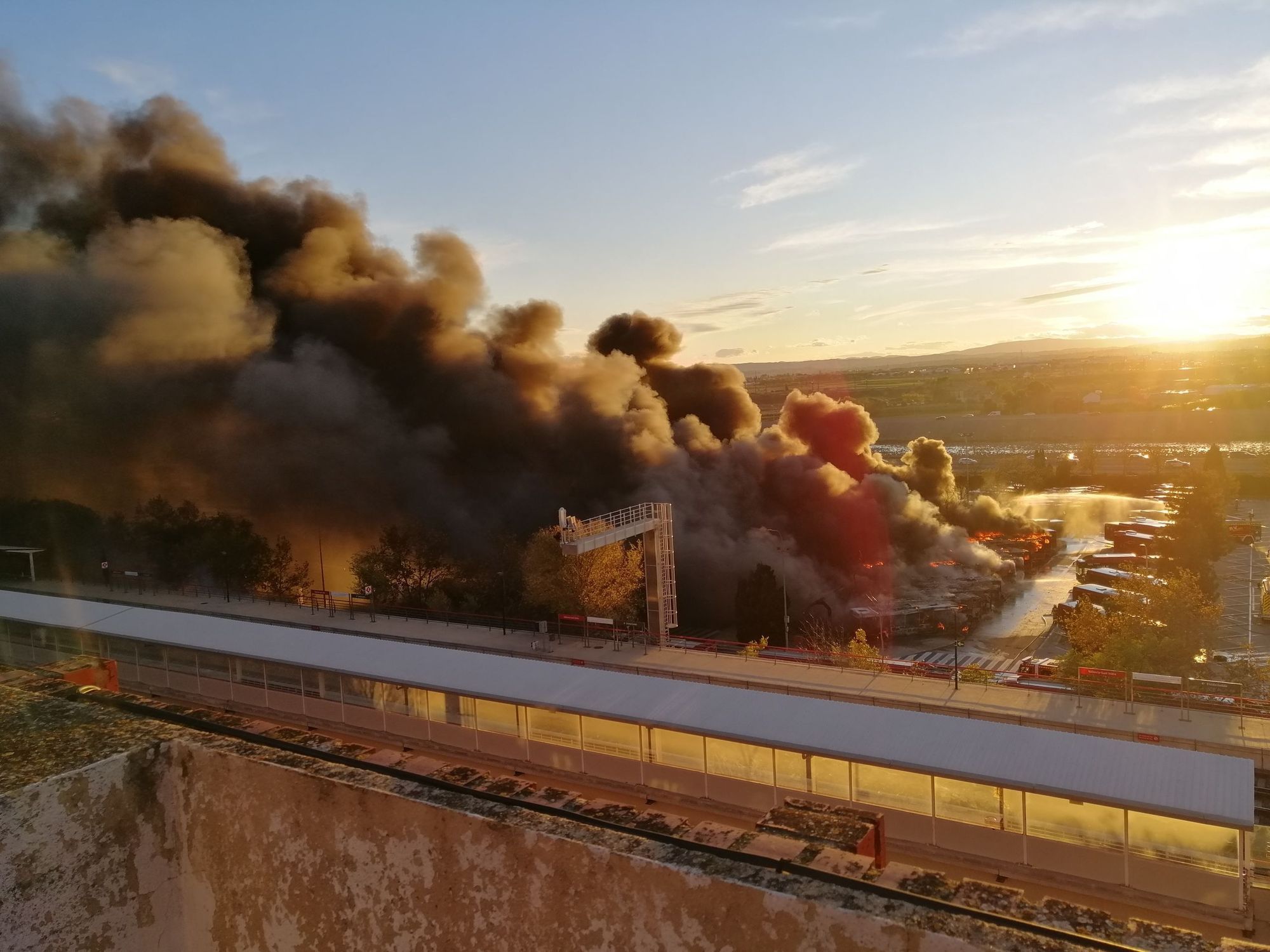 Galería: Espectacular incendio en las cocheras de la EMT de Valencia