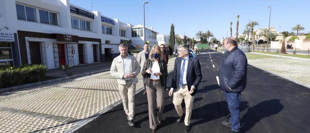 La alcaldesa, Ángeles Muñoz, durante la visita al aparcamiento de Guadalmina. | L.O.