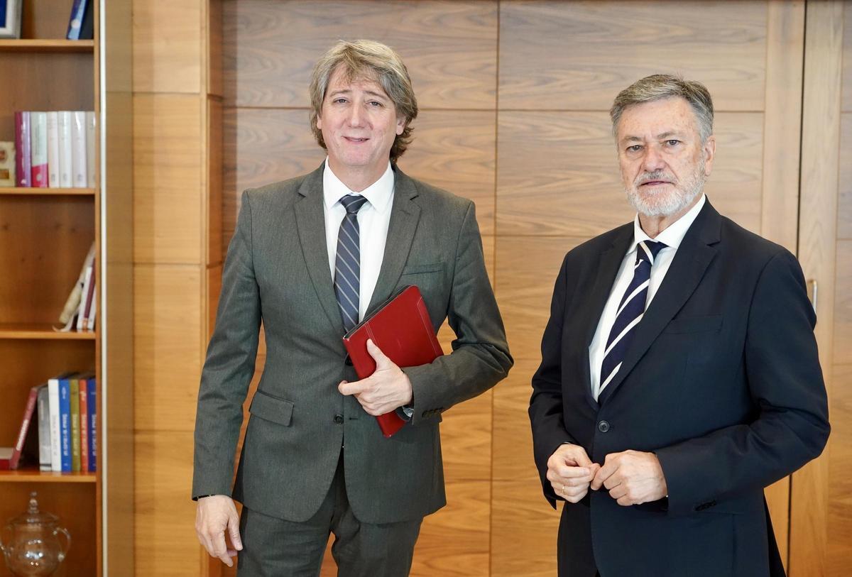 Reunión entre el presidente de las Cortes y Carlos Martínez