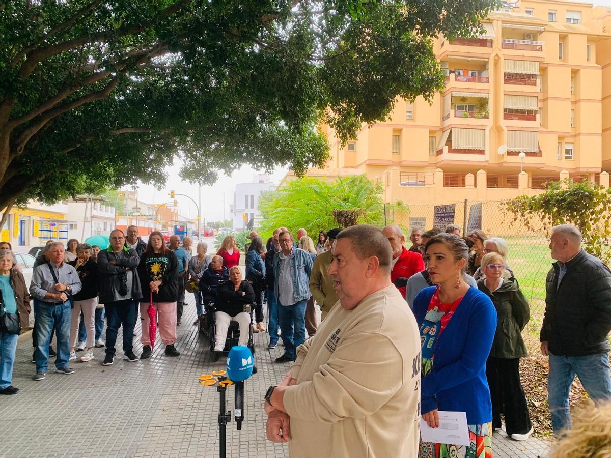 Rueda de prensa de vecinos de la calle Navarro Ledesma, 32 con la concejala Toni Morillas, la semana pasada.