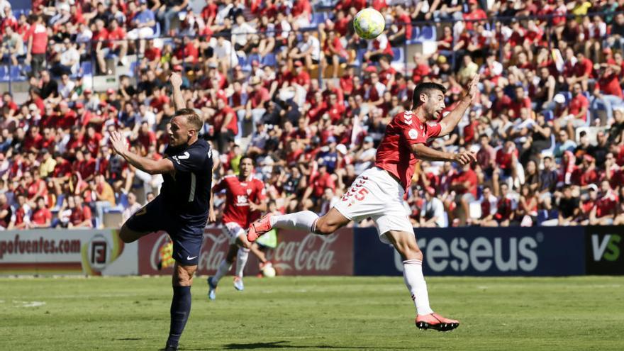 Antonio López y Aketxe luchan por el esférico en el partido de la primera vuelta.