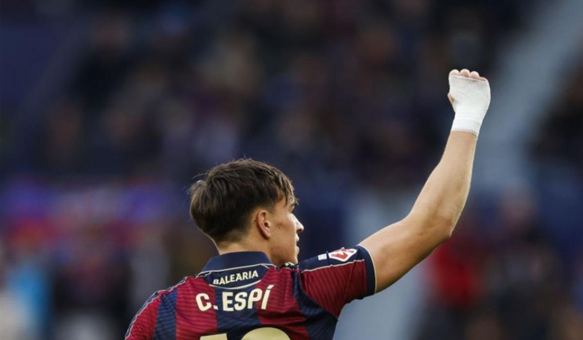 Carlos Espí con el puño arriba celebrando sus goles ante el Real Oviedo