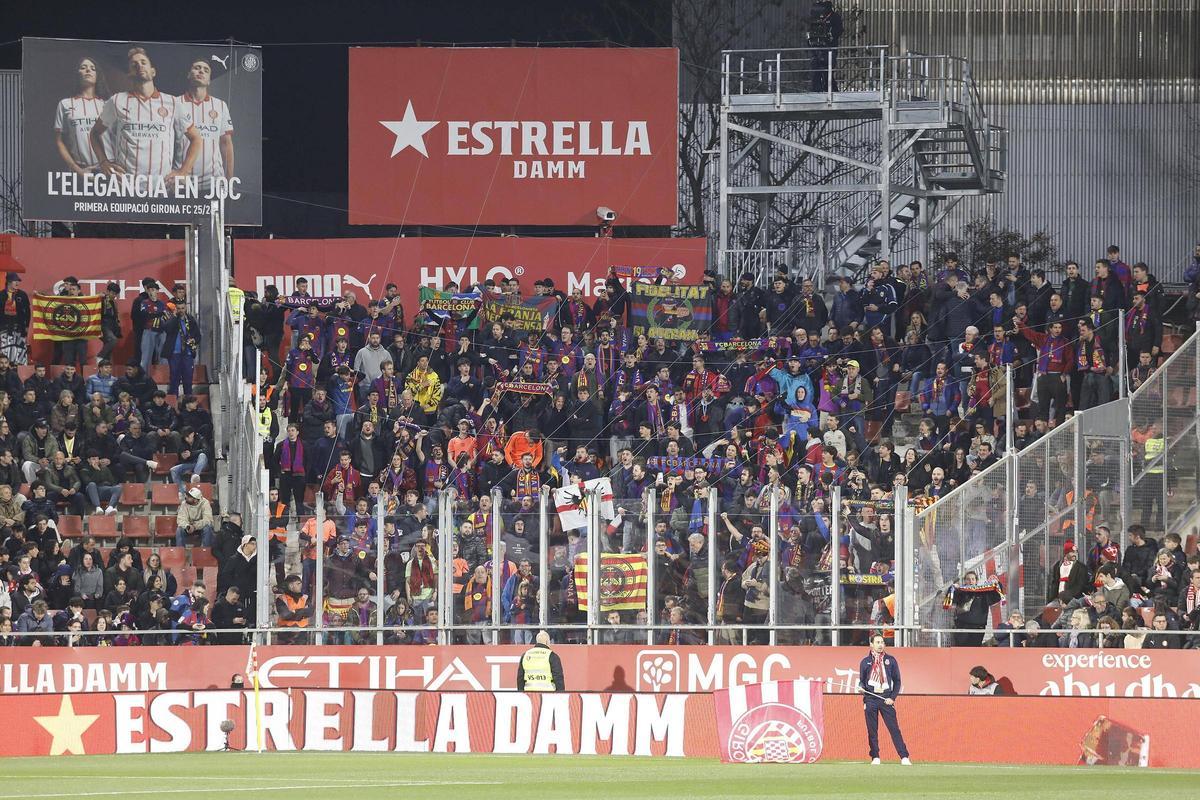 L’afició del Barça present a Montilivi en el darrer derbi català.