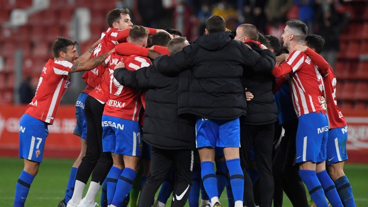 Los futbolistas del Sporting celebran el pase a octavos