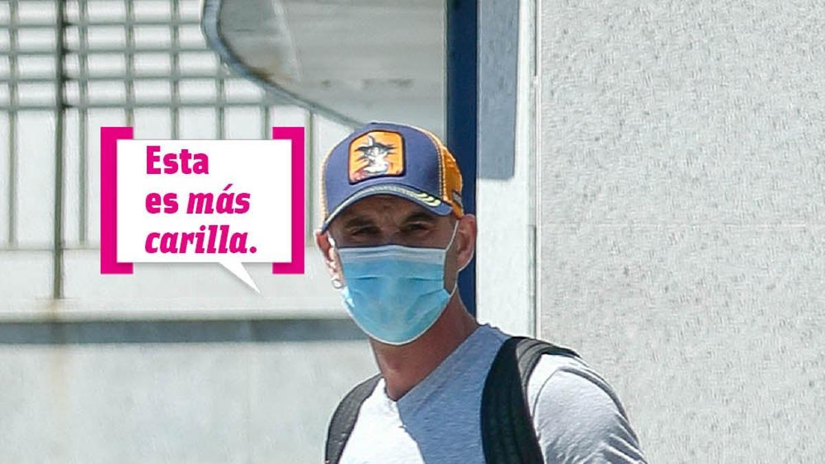Dani Rovira con mascarilla saliendo del hospital