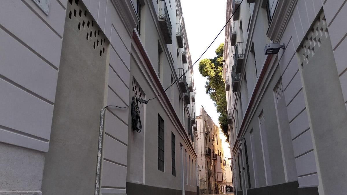 La actual calle Alcántara, que comunica la plaza del Teatro con la de San Pedro Alcántara, fue fruto de la decisión municipal de comunicar Carretería con el desaparecido Teatro Principal, aunque eso supusiera partir en dos un futuro inmueble de la Casa Larios que finalmente no se construyó &#039;de una sola pieza&#039;. El Consistorio dedicó la calle a los Larios antes de la construcción de la famosa calle Marqués de Larios.