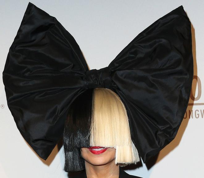 Sia, con una de sus pelucas bicolores