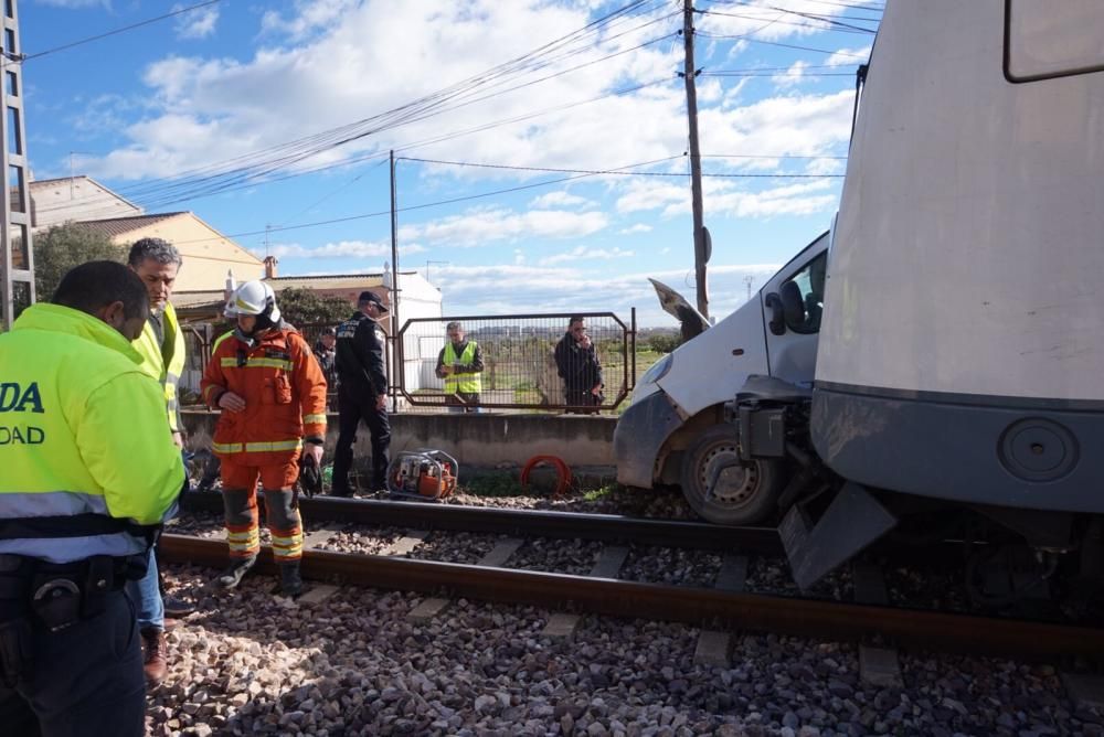 El metro arrolla una furgoneta en Paterna