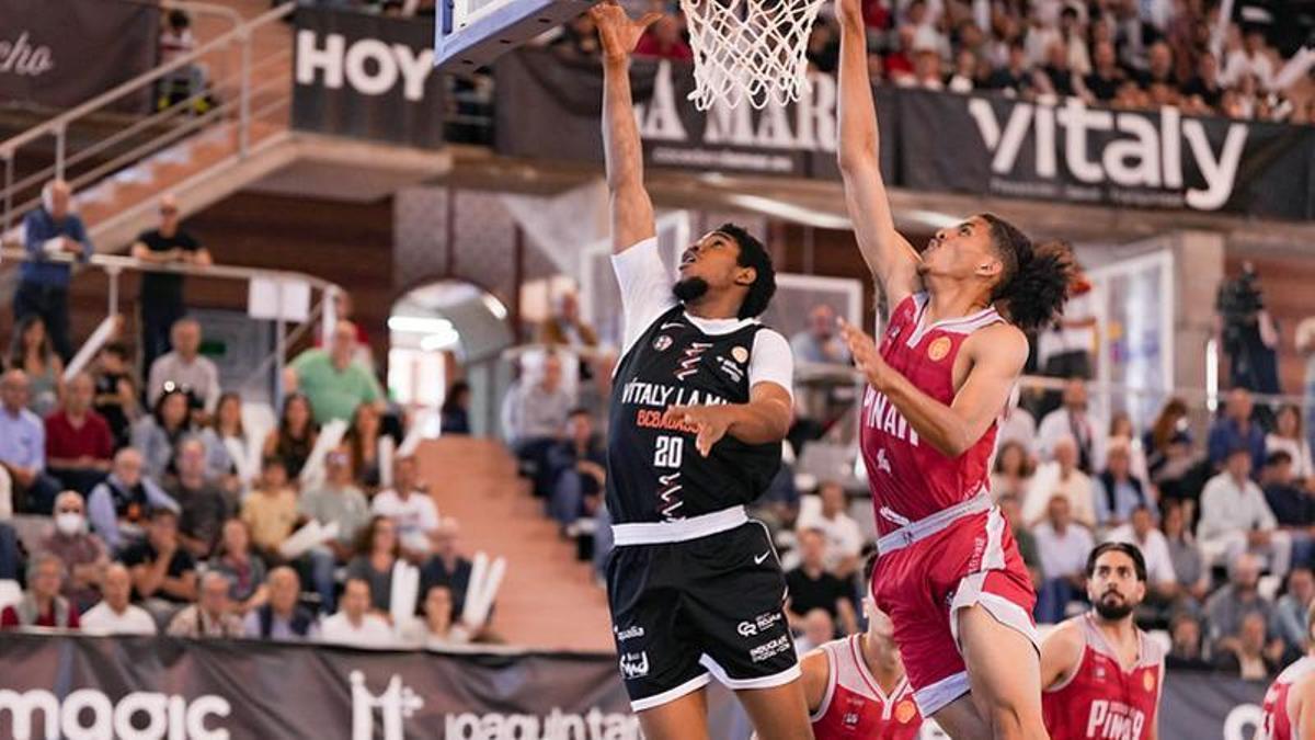 Ruslan Alexander entra a canasta en el encuentro ante El Pinar.