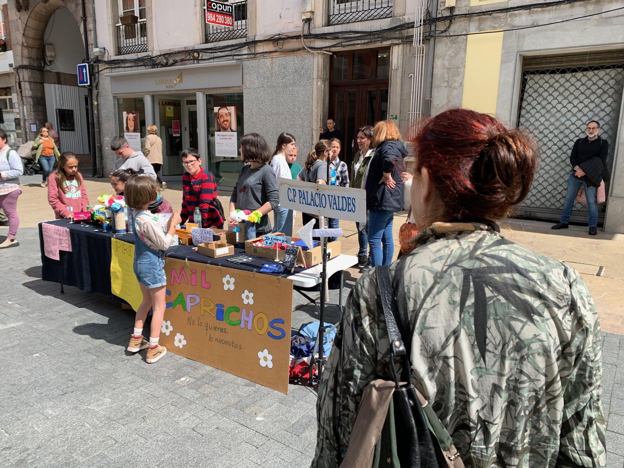 Mercadillo estudiantil en Avilés para el viaje de fin de curso