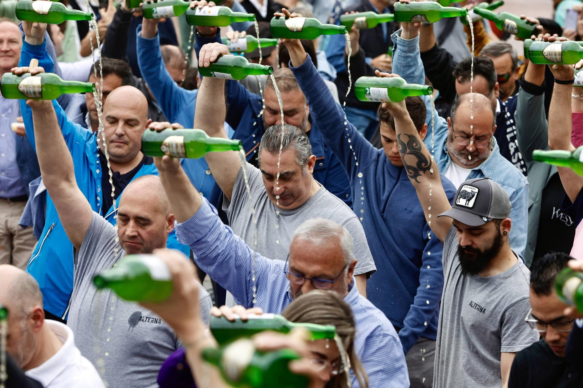 Cientos de brazos al aire junto a la Catedral de Oviedo para que la sidra sea patrimonio de la humanidad