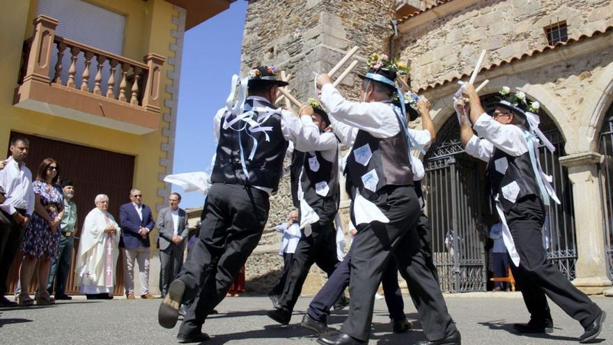 Los pauliteiros mirandeses de Sao Maritnho despliegan su danza guerrera frente a la iglesia. | Chany Sebastián