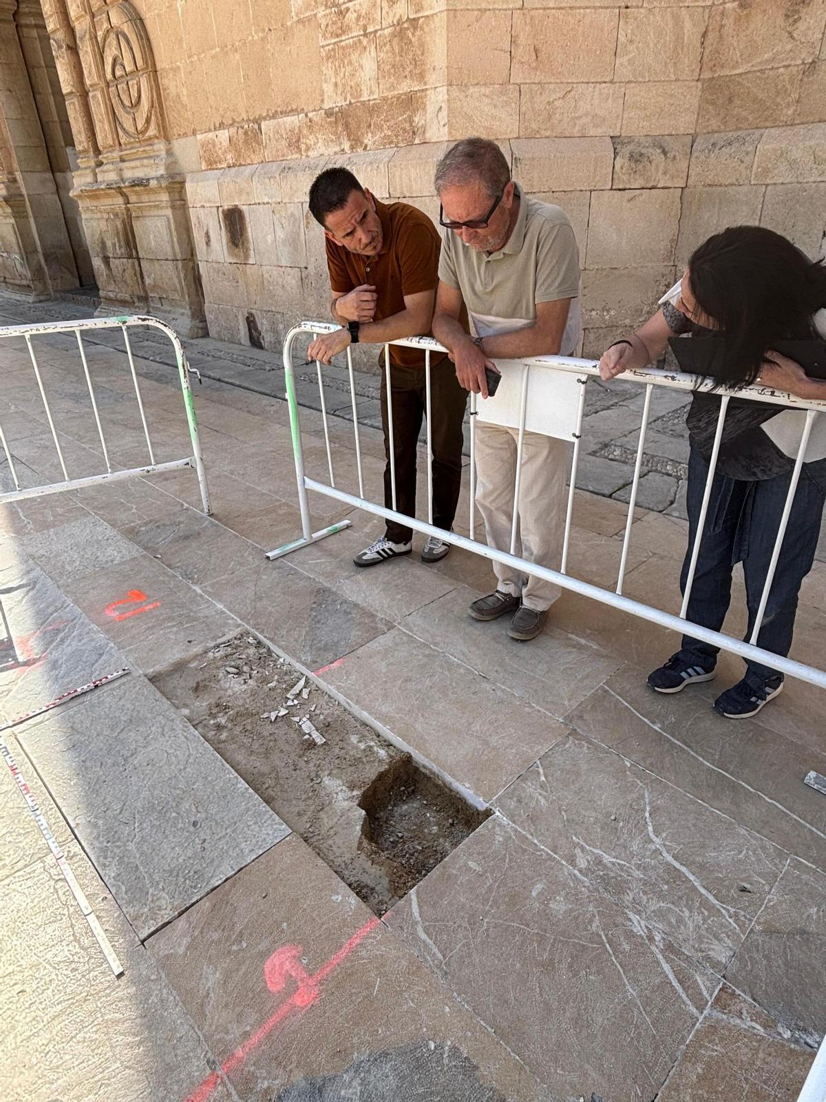 El arquitecto municipal y el responsable de la reforma en el entorno de Santa María se interesaron por el hallazgo