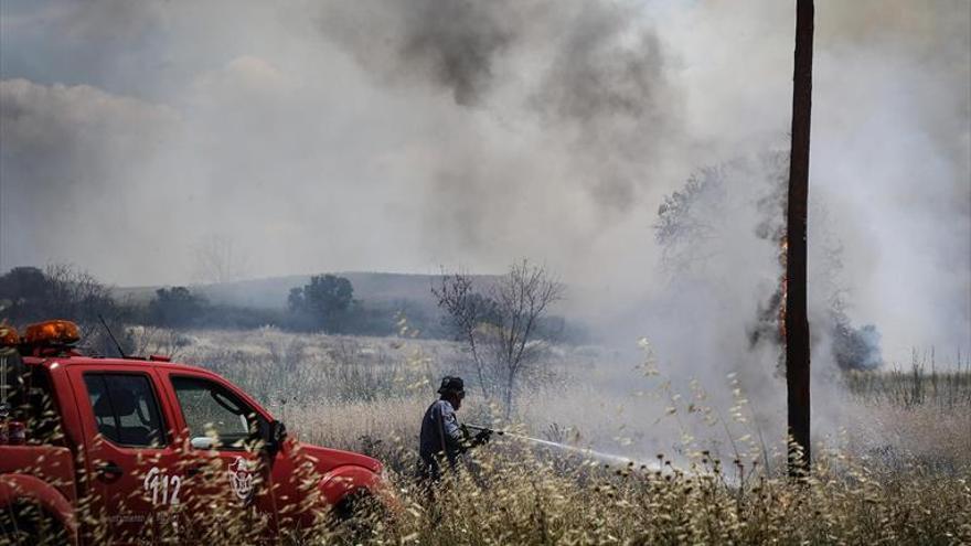 Un incendio de pastos deja sin visibilidad la carretera de Olivenza