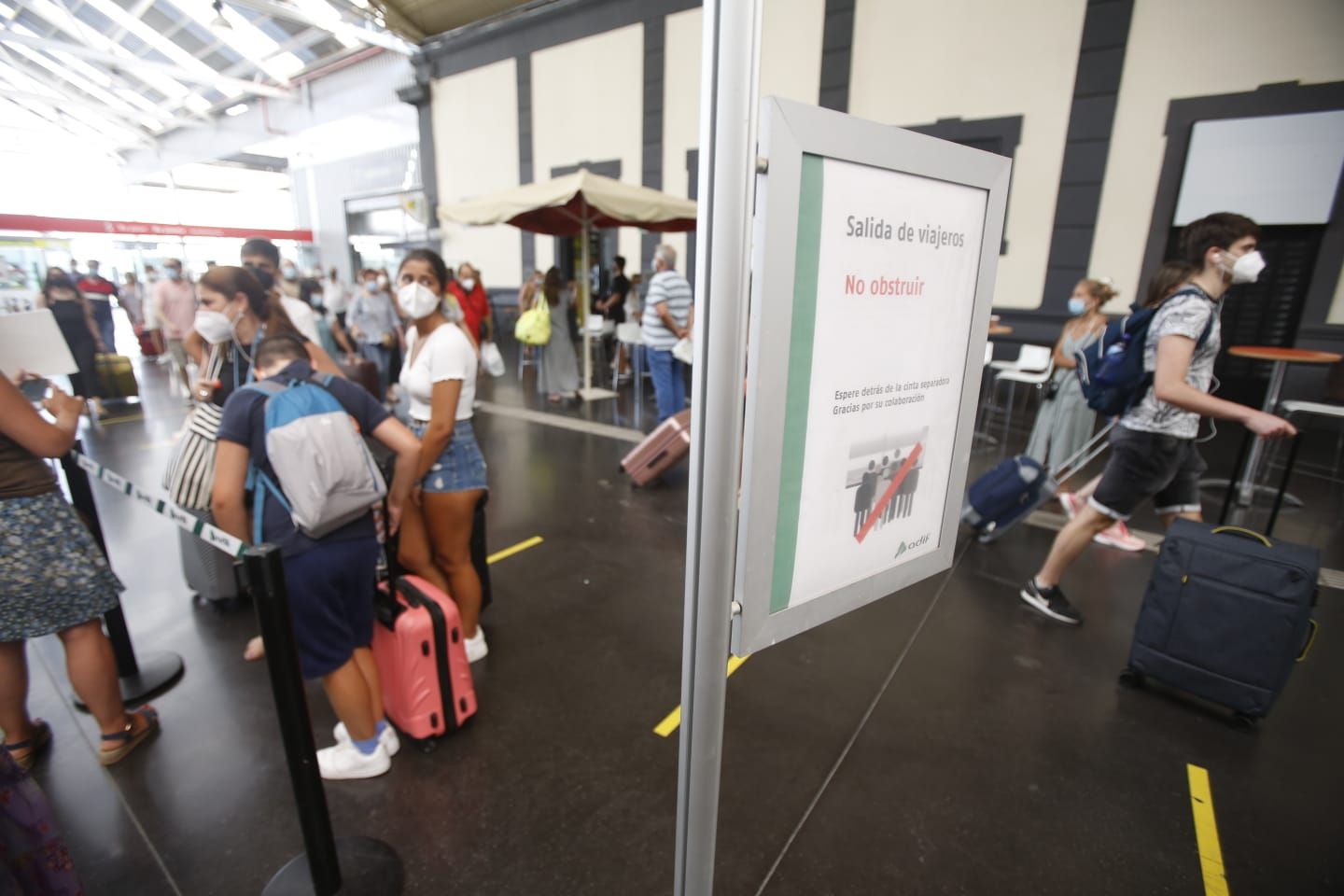 Llegada de turistas al aeropuerto y la estación de Adif en Alicante