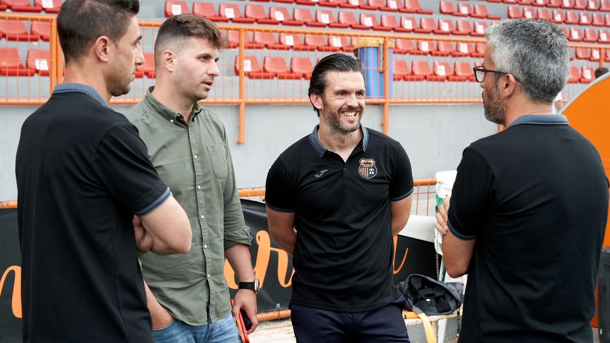 Javi Rubio, col el resto del equipo, en el campo.