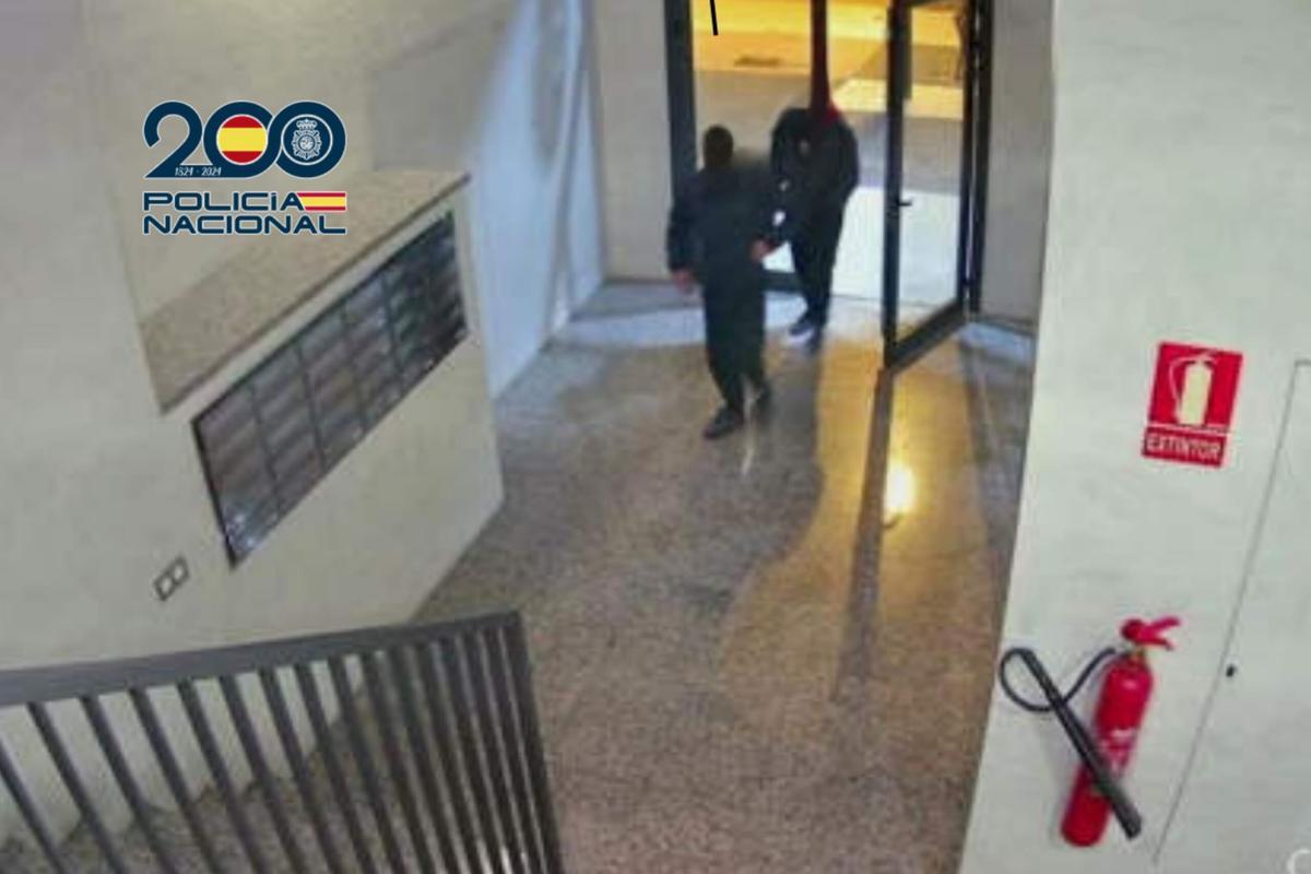 Los detenidos accediendo a las comunidades de vecinos.