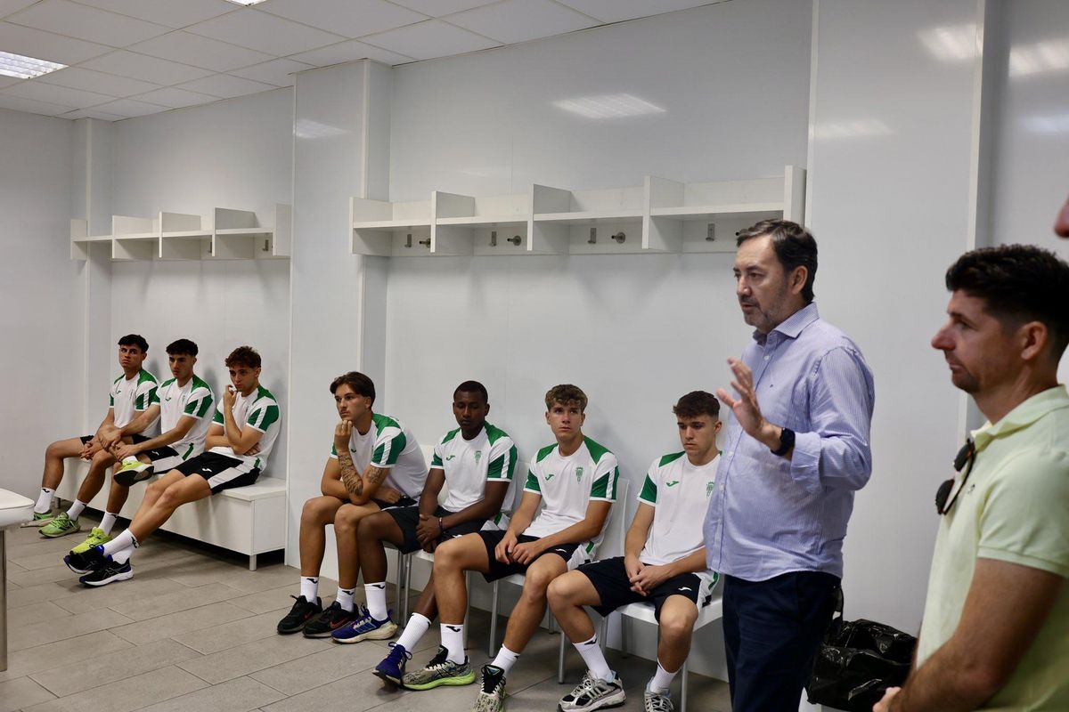 El CEO del Córdoba CF, Antonio Fernández Monterrubio, se dirige a los jugadores del Córdoba B en el día de la incorporación a los entrenamientos.