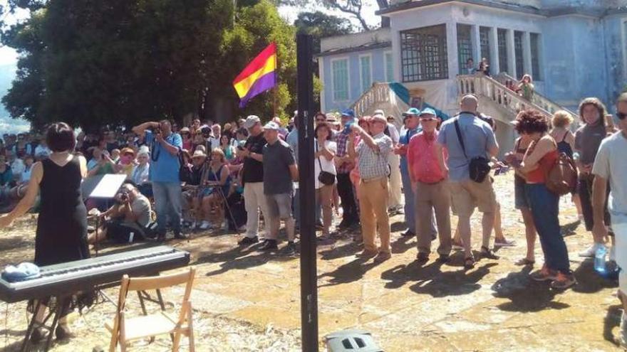 Asistentes al acto organizado por la Iniciativa Galega pola Memoria, ayer, en la isla de San Simón. // I.G.M.