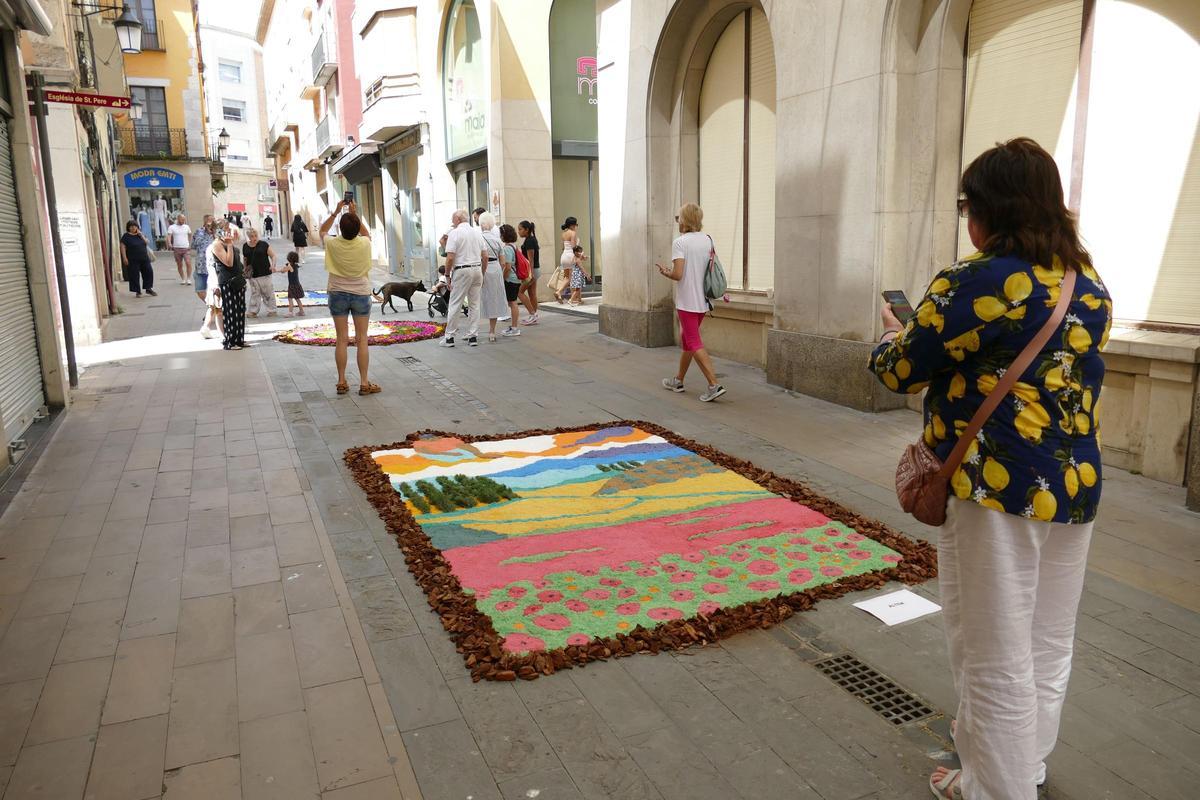 Les catifes de Corpus omplen de color l'entorn de Sant Pere de Figueres