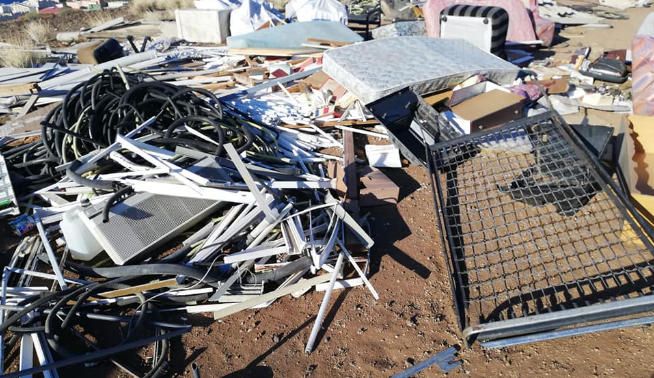 Basuras acumuladas en un entorno de costa protegida en el sur de Tenerife.