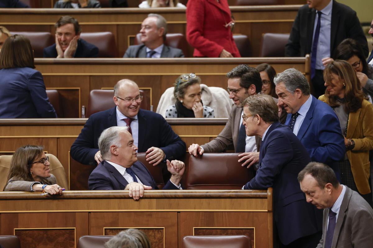 Feijóo, González Pons y varios diputados y directivos del PP conversan en el Congreso.