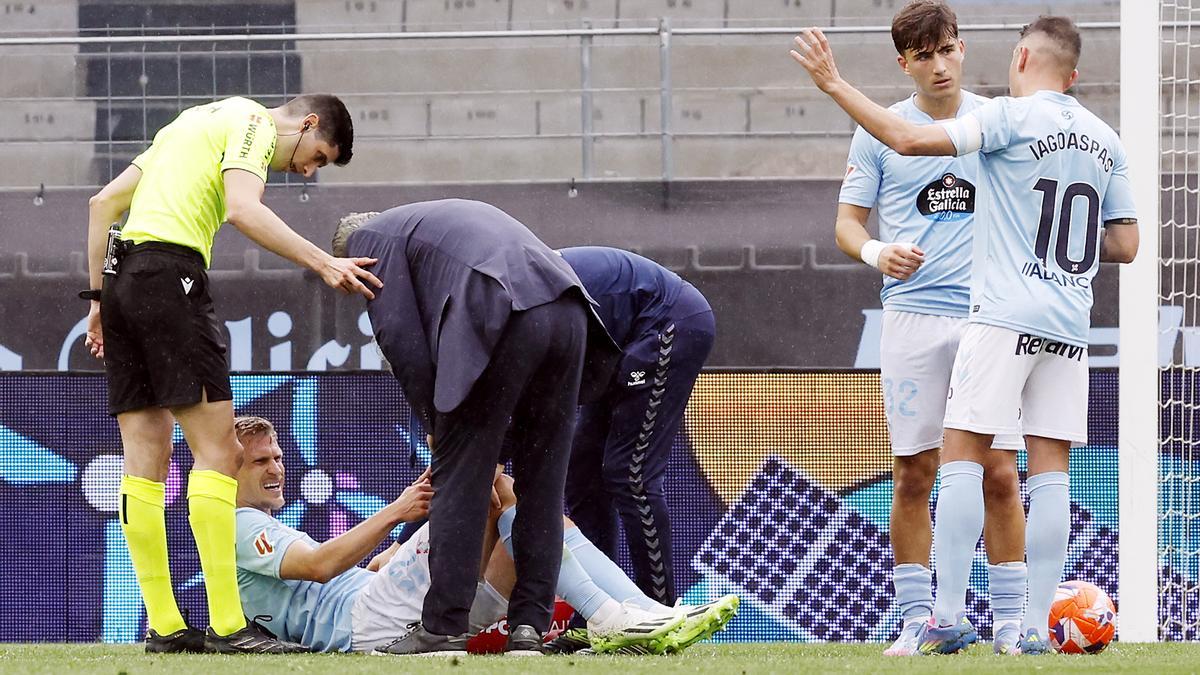 Starfelt, asistido en el campo por el doctor Cota y el fisioterapeuta Ernesto Vieito, tras la lesión muscular