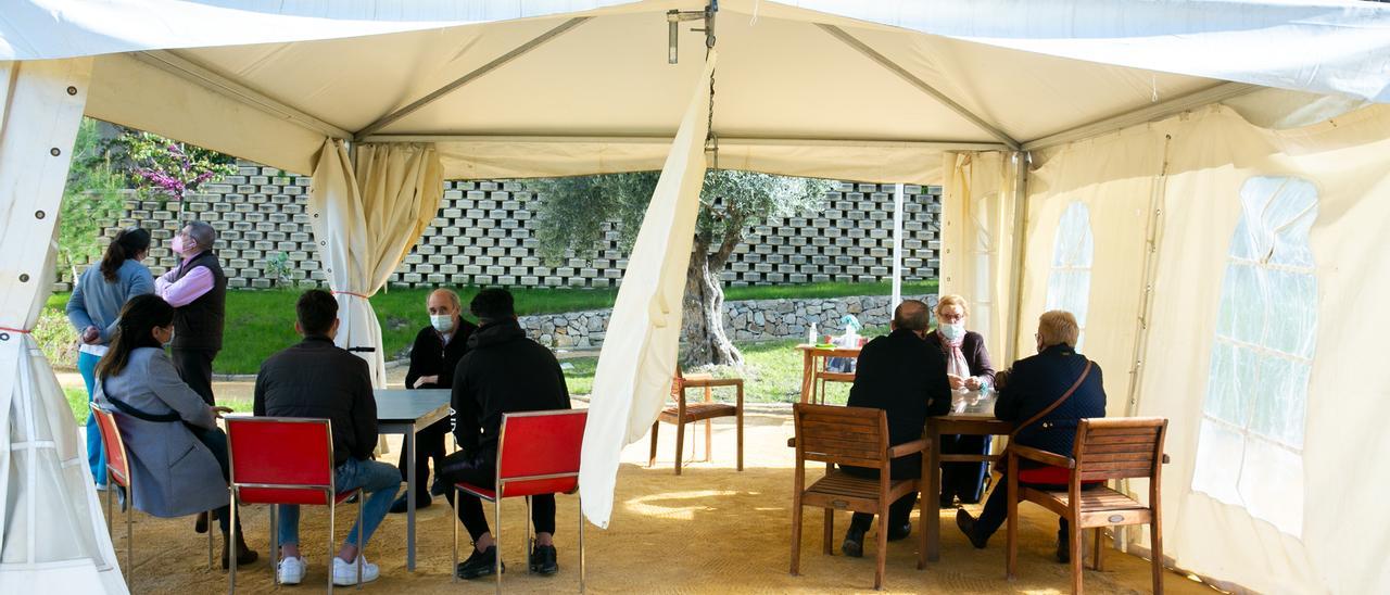 Carpa para visitas en una residencia geriátrica de Alicante