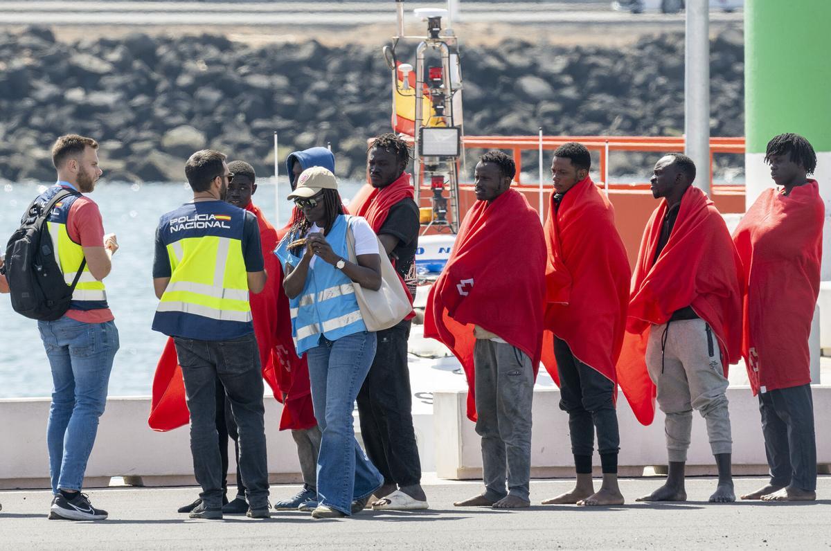 Salvamento Marítimo traslada a 37 migrantes a Puerto Naos, en Arrecife (Lanzarote)