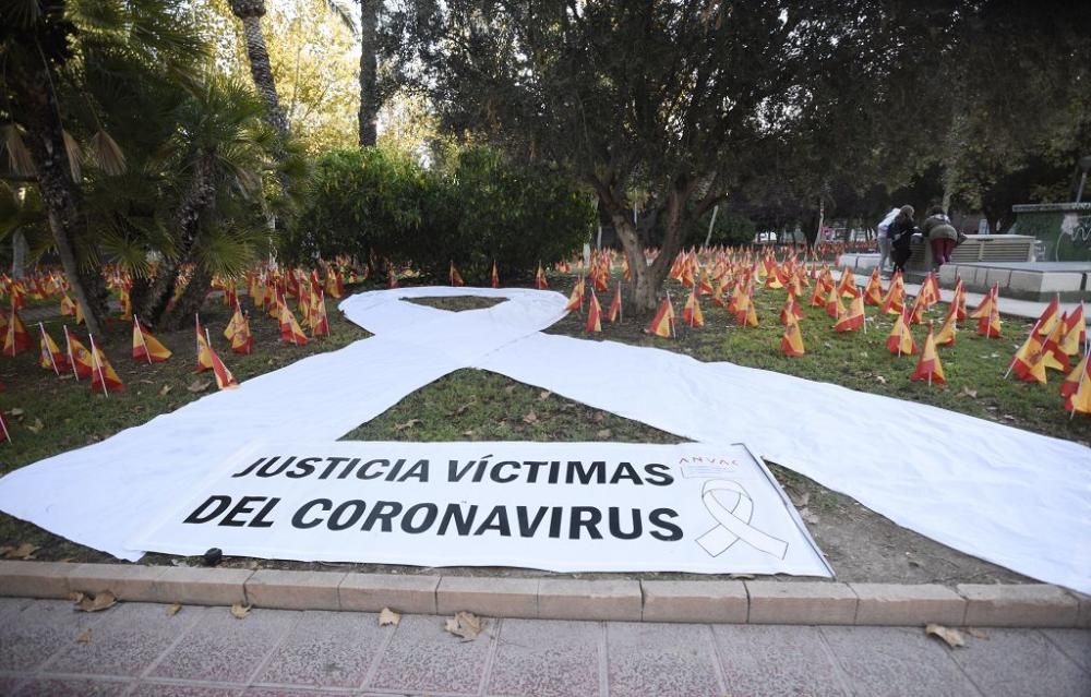 La Avenida Juan de Borbón de Murcia amanece con miles de banderas de España por las víctimas del coronavirus