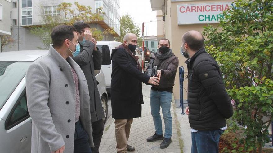 Asesores de Pérez Jácome junto al regidor ourensano en una de las calles de la ciudad. | // IÑAKI OSORIO