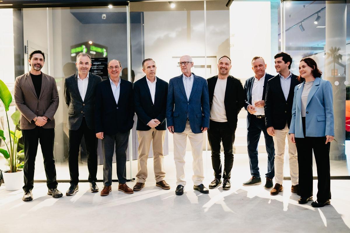 Los representantes de Lynk&amp;Co y Vypsa, en la apertura del punto de venta de la compañía china.
