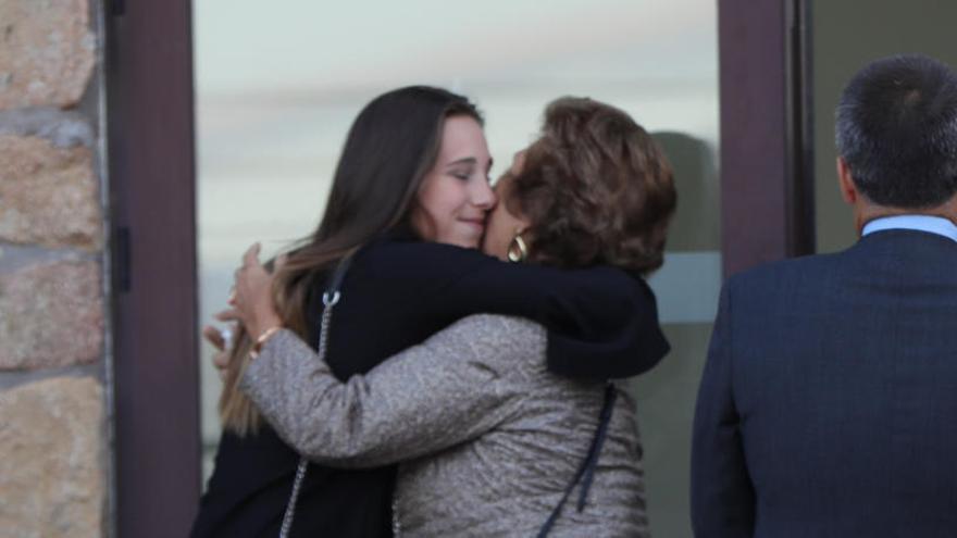 La hija de Blanca se abraza a un familiar.