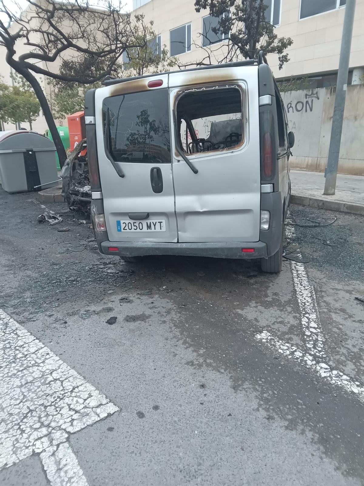 Los vehículos adyacentes también se vieron afectados por el fuego. Los vehículos adyacentes también se vieron afectados por el fuego.