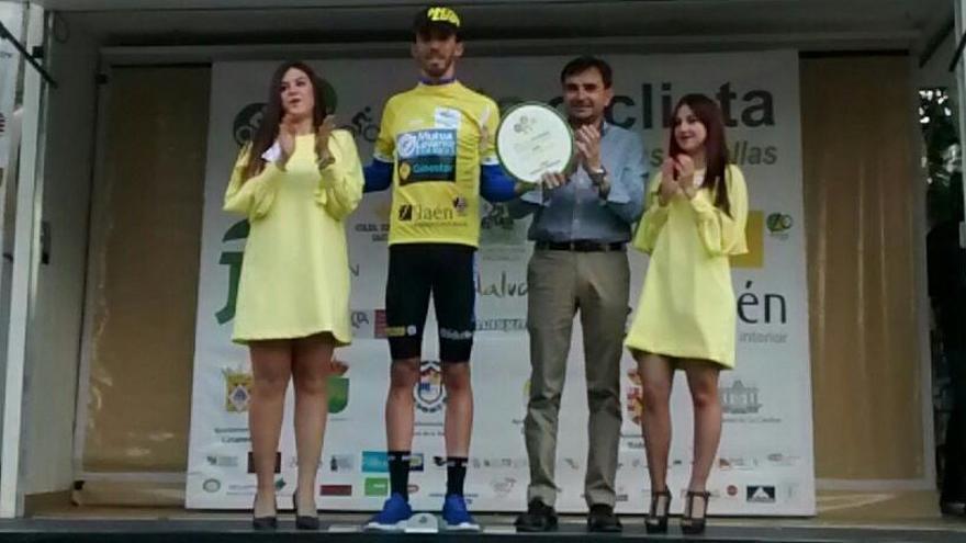 Eusebio Pascual, con el maillot amarillo tras ganar la etapa