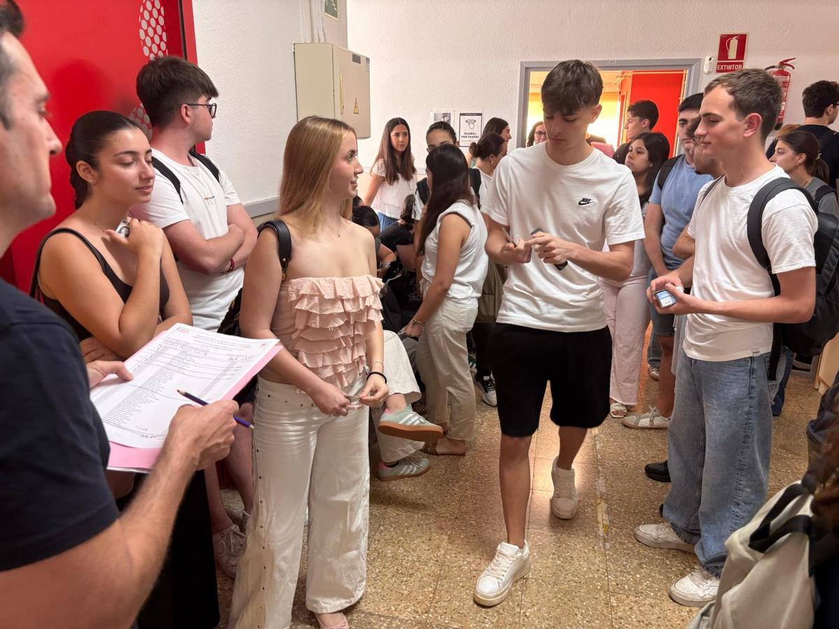 Uno de los examinadores llama uno a uno a los estudiantes que participan.
