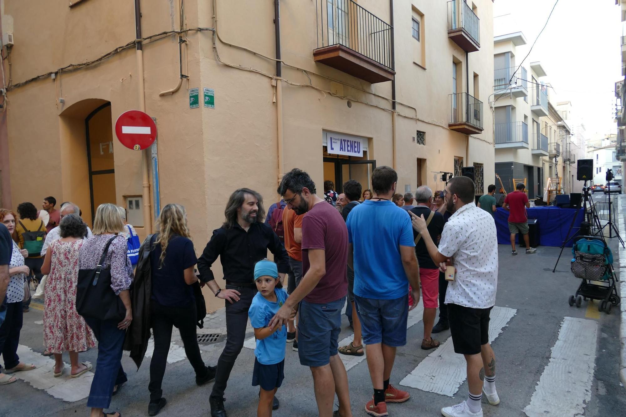 El nou Ateneu de Figueres atrau desenes de persones el dia de la seva inauguració