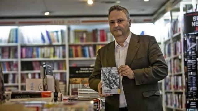 Jesús Zomeño sostiene en sus manos un ejemplar de «Piedras Negras» en la librería Ali i Truc.