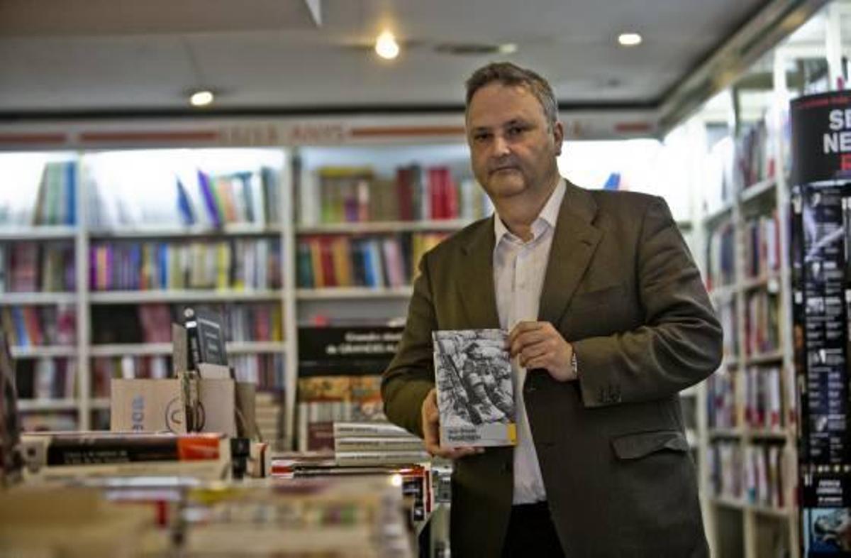 Jesús Zomeño sostiene en sus manos un ejemplar de «Piedras Negras» en la librería Ali i Truc.