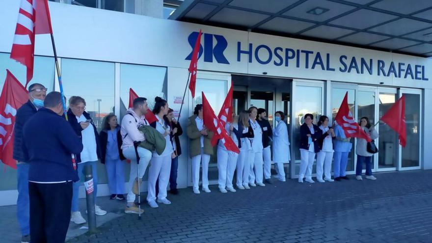 Protesta de trabajadores frente al Hospital San Rafael, ayer.  | // LOC