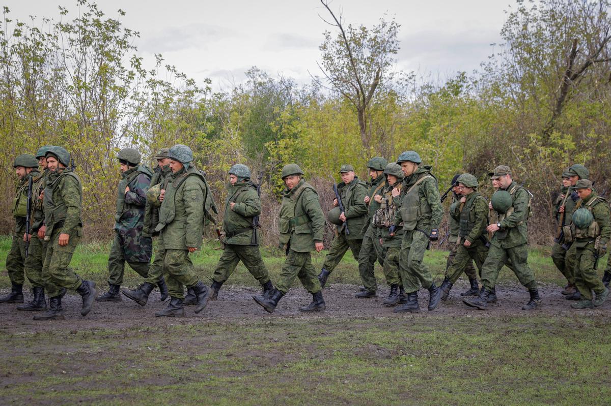 Reservistas rusos recién movilizados participan en un entrenamiento en un campo de tiro en la región de Donetsk