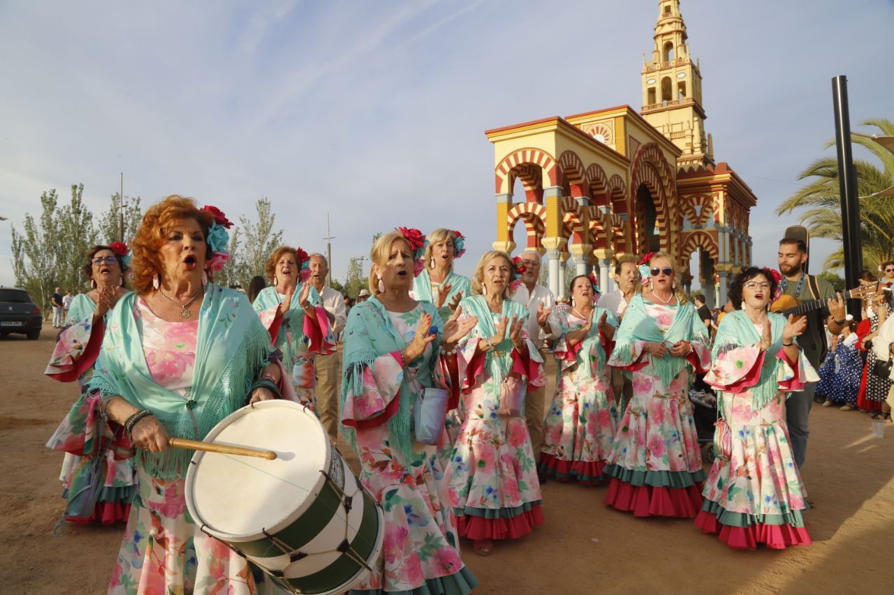 En imágenes, el paseo de los coros rocieros por el Arenal