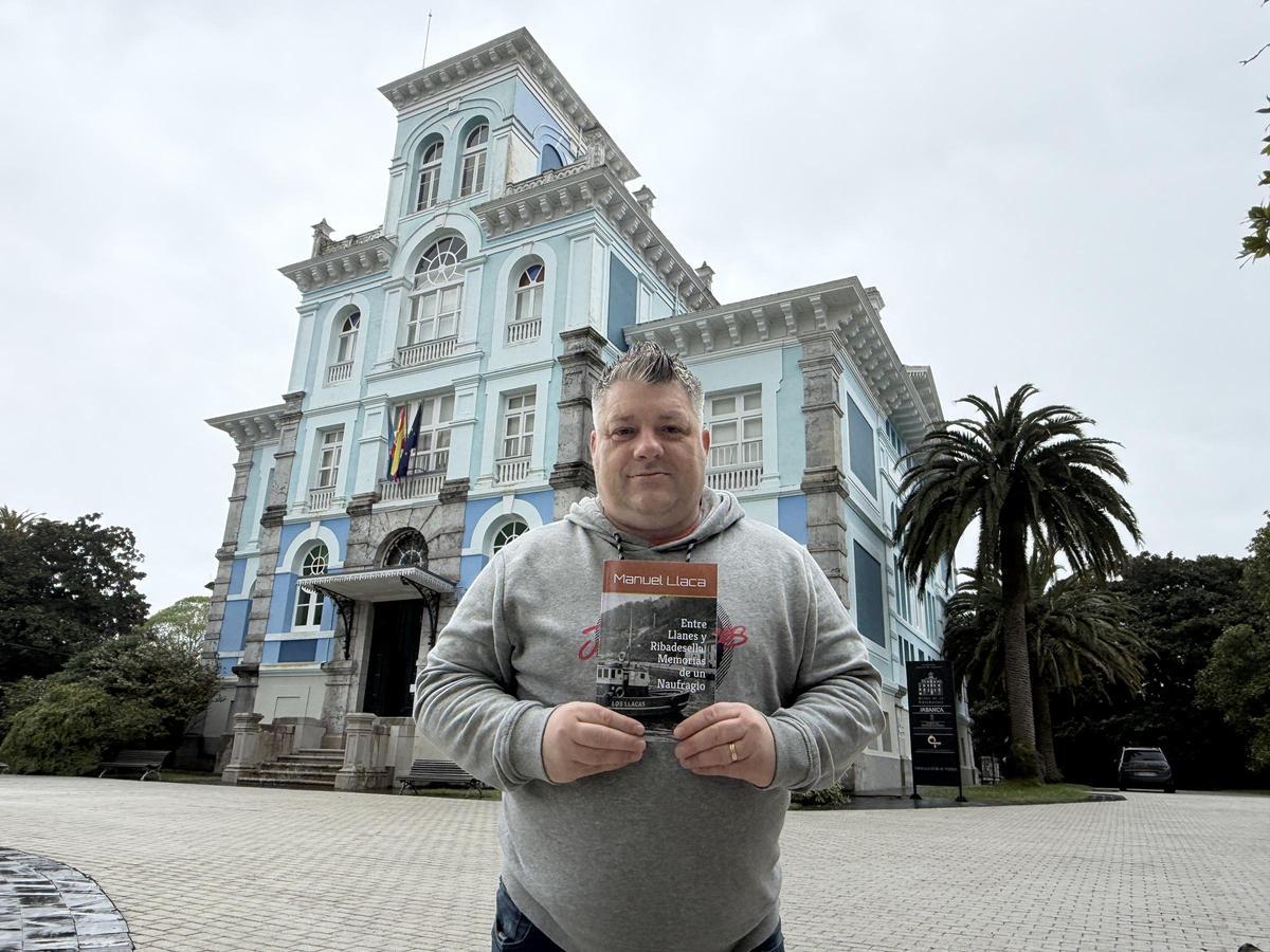 Manuel Llaca Carrera muestra su nuevo libro en los jardines del Archivo de Indianos de Colombres.